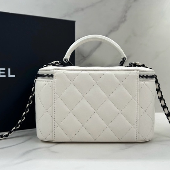 RARE❤️‍🔥NEW🖤🤍 CHANEL Trendy CC
Lambskin Quilted Mini Top Handle Vanity Bag - Picture 3 of 14